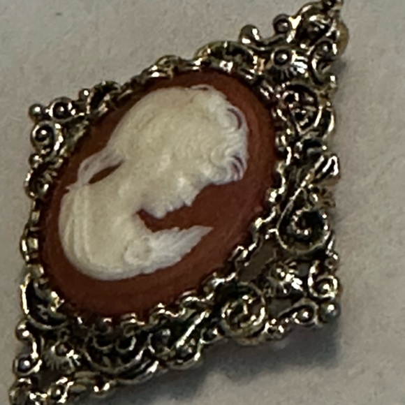 Vintage Gerrys Signed Cameo Coral Tone Antiqued Gold Tone Brooch Pendant - Picture 10 of 10